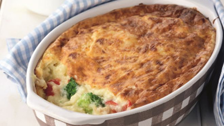 Χειμερινό σουφλέ με κουνουπίδι, μπρόκολο, κόκκινη πιπεριά και καπνιστό τυρί