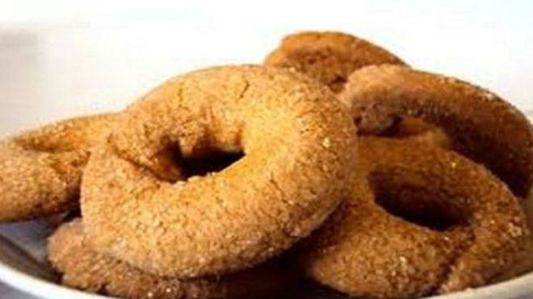 Φτιάξε πεντανόστιμα νηστίσιμα κουλουράκια κανέλας και κρασιού!