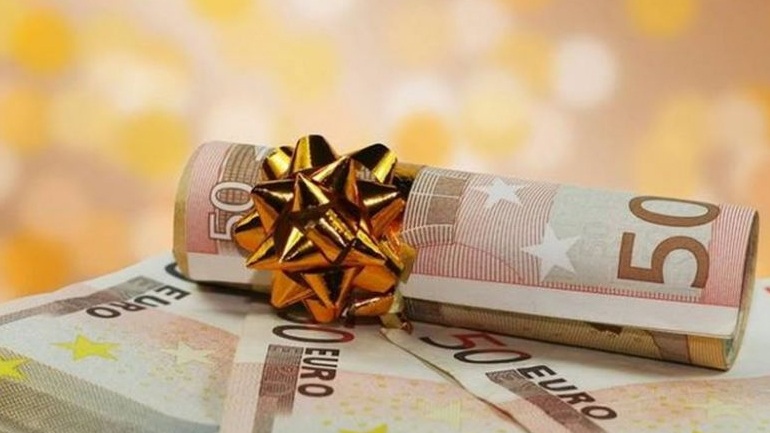 Βόλος: Έδωσε δώρο στους εργαζόμενους για να γλυτώσει το αυτόφωρο και το ζήτησε πίσω