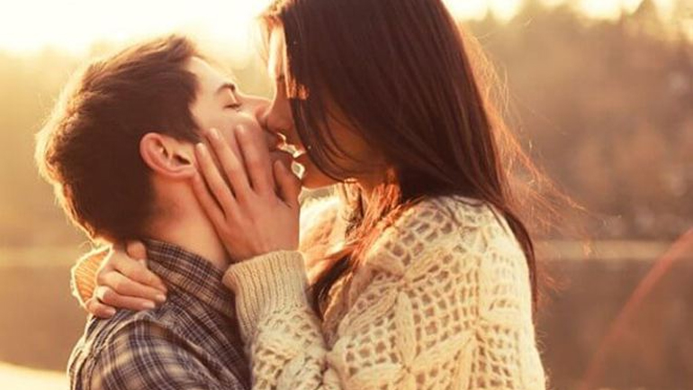 Πόσο μεγάλη είναι η σημασία του φιλιού σε μία σχέση;