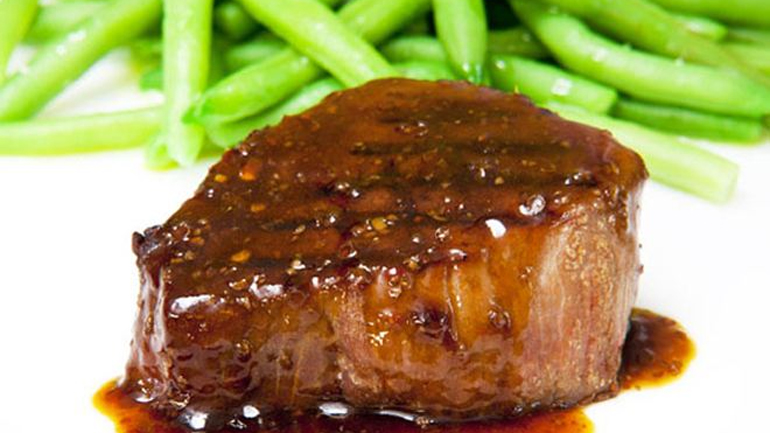 Μοσχαρίσια φιλετάκια σε σάλτσα κρασιού