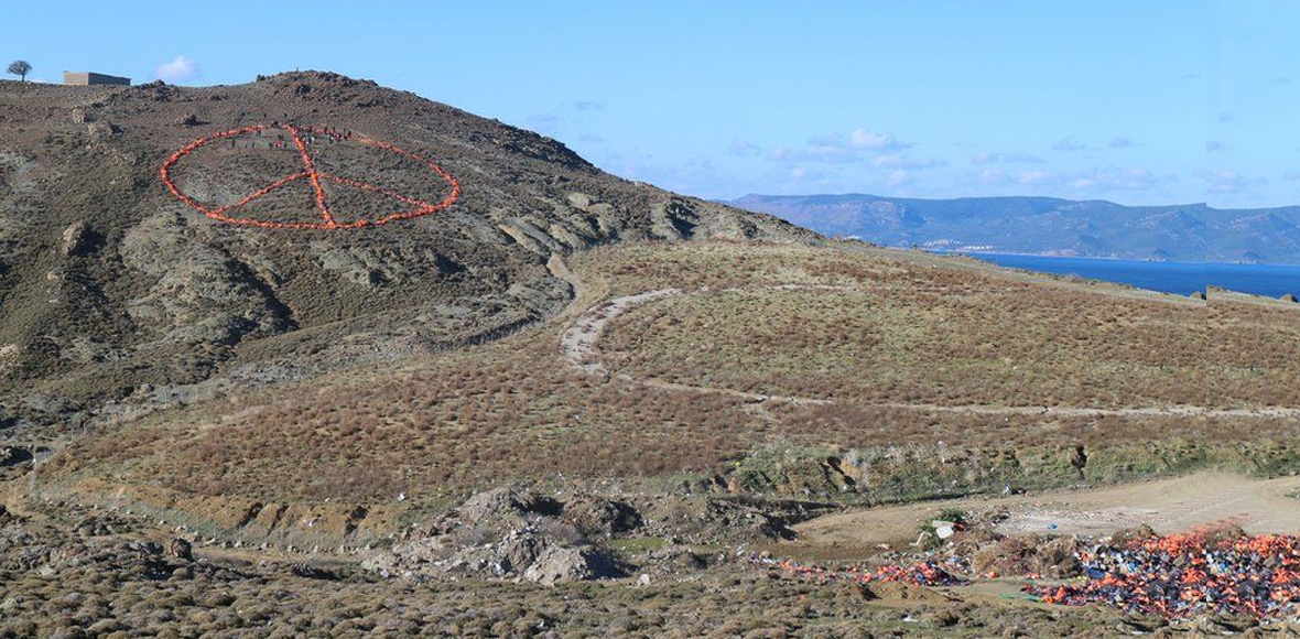 Το σήμα της ειρήνης με 2.500 σωσίβια προσφύγων