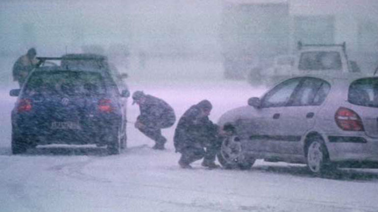 Τρίκαλα: Περιπέτεια στα χιόνια για τους επιβάτες τριών αυτοκινήτων