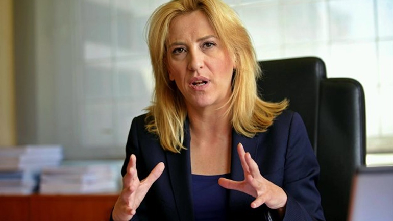 Απατεώνες επικαλούνται συγγένεια με τη Δούρου και αρπάζουν χρήματα…