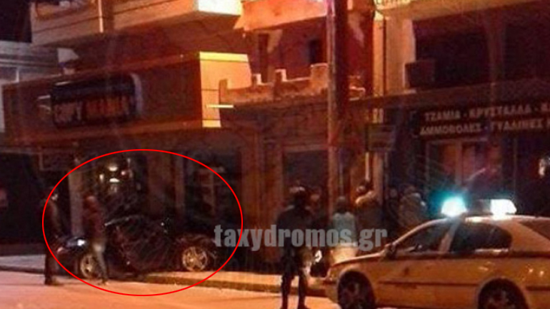 Πόρσε κατέληξε σε βιτρίνα καταστήματος στον Βόλο