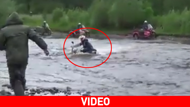 Απίστευτο πέρασμα μοτοσικλέτας τύπου “sidecar” από ορμητικό ποτάμι…