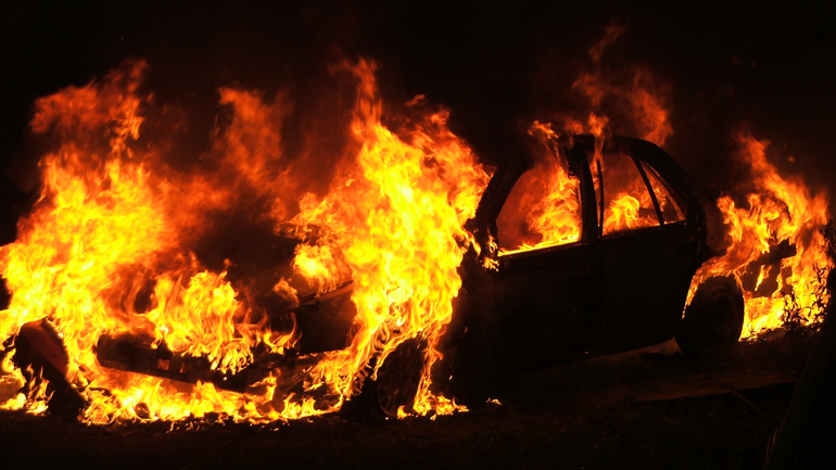 «Λαμπάδιασε» Ι.Χ. στη Ν. Σμύρνη