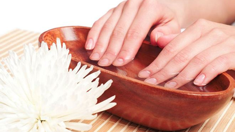 Θαυματουργό μείγμα για να σώσετε τα εύθραυστα νύχια σας