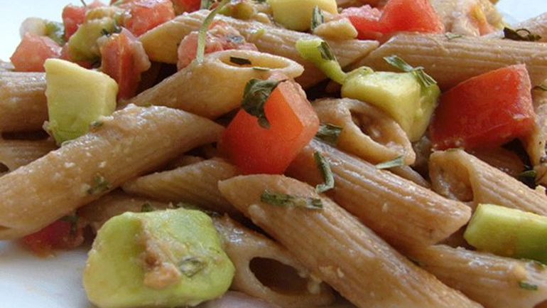 Σαλάτα με πέννες, αβοκάντο και φέτα