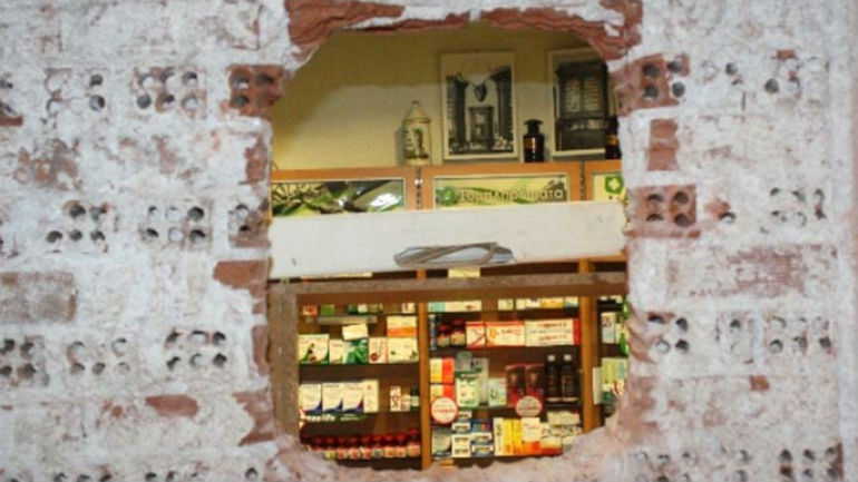 Λάρισα: Πρωτοφανές ριφιφί σε φαρμακείο