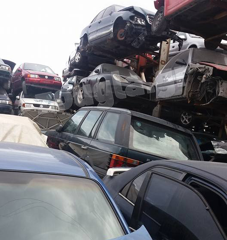 H Porsche 911 στο... βάθος, περιμένει να πουληθεί για ανταλλακτικά