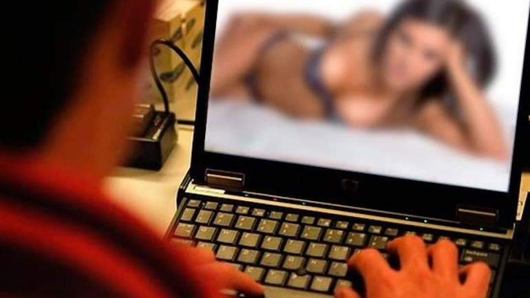 Ανήρτησε στο διαδίκτυο ροζ φωτογραφίες και βίντεο με την πρώην του