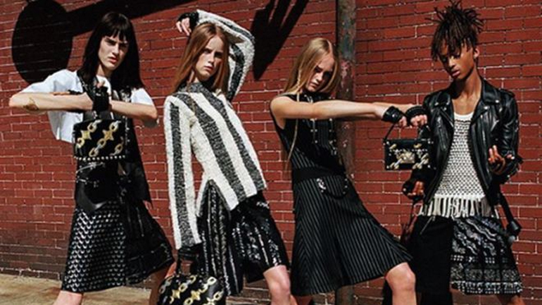 Ο γιος τoυ Will Smith ποζάρει με φούστα στη νέα γυναικεία καμπάνια της Louis Vuitton