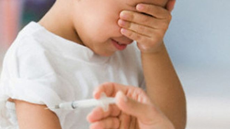 Μετριάστε έξυπνα τον πόνο του παιδιού από τα παιδικά εμβόλια