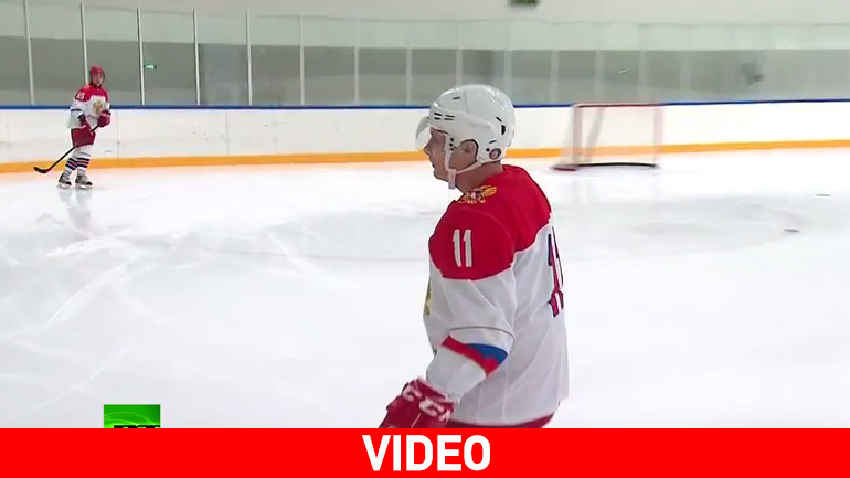 O Πούτιν παίζει χόκεϊ…