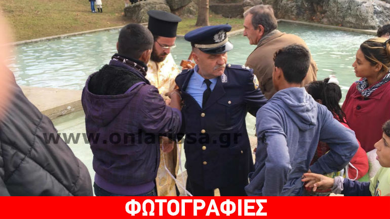 Φάρσαλα: Ήρθαν στα χέρια μέσα στο νερό για τον σταυρό