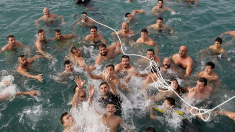 Έβαλε… μέσον για να πιάσει το σταυρό