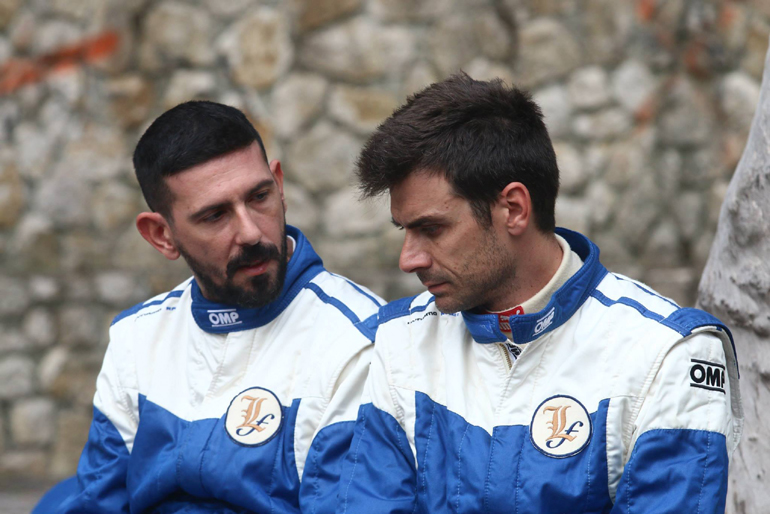 Οι Λάμπρος Αθανασούλας (οδηγός και δεξιά) και Νίκος Ζακχαίος (συνοδηγός)...