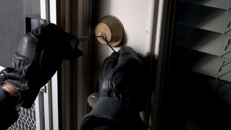 Διαρρήκτες «μπούκαραν» στο σπίτι ηλικιωμένης