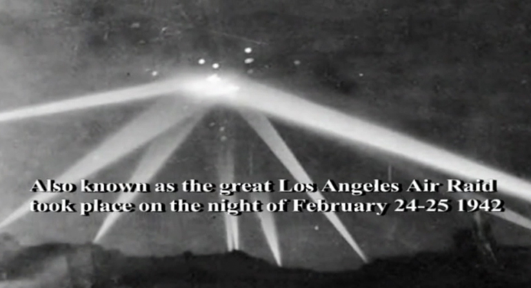 Τα μυστηριώδη φώτα στο Λος Άτζελες - που προέρχονταν από ένα μπαλόνι καιρού - προκάλεσαν πανικό και τη χρήση 1.400 πυραύλων προς... άμυνα της πόλης. Σημειώθηκαν καταστροφές και 5 άνθρωποι έχασαν τη ζωή τους σε αυτοκινητιστικά δυστυχήματα και από ανακοπές καρδιάς...