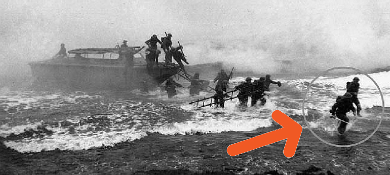 Ένας Σκωτζέζος αξιωματικός προτιμούσε να πολεμάει και με το σπαθί του, αλλά και με τόξο, με το οποίο μάλιστα κατά τη διάρκεια μιας μάχης σκότωσε έναν Γερμανό στρατιώτη...