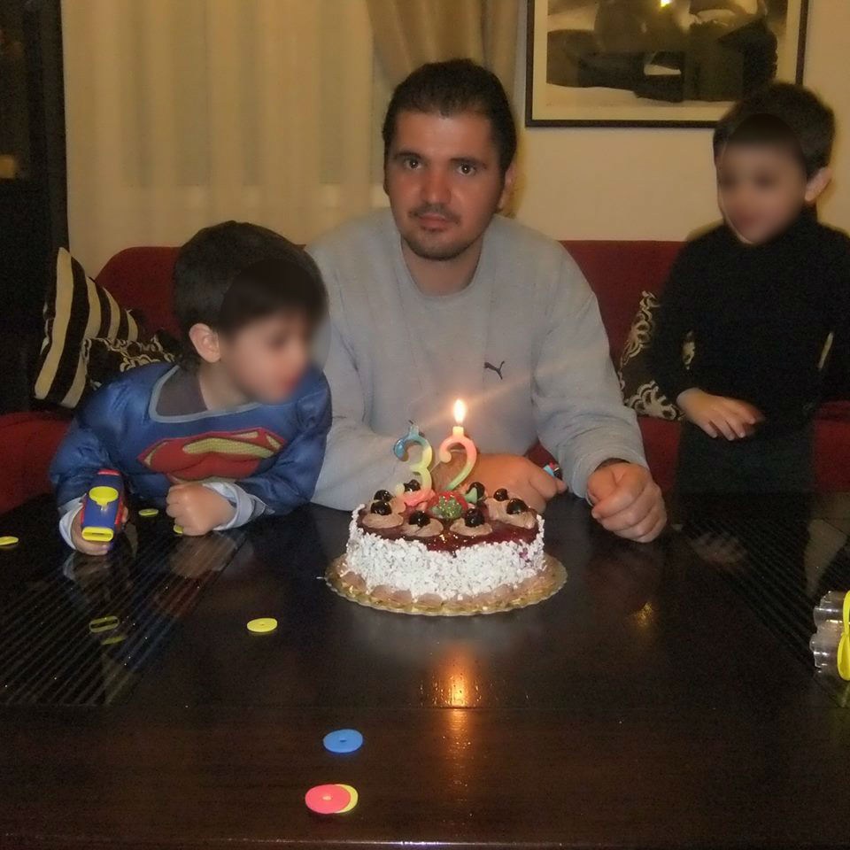 Ο καταζητούμενος με τα δύο παιδιά