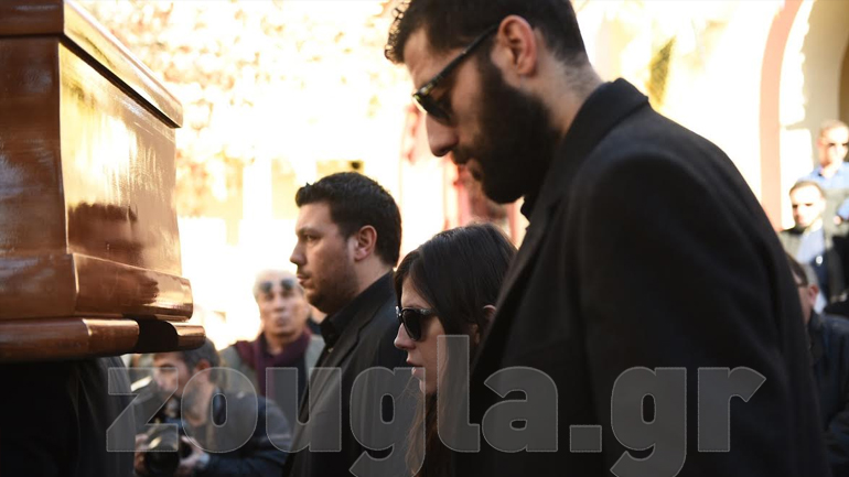 H οικογένεια θρηνεί
