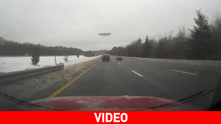 Κομμάτι πάγου σκάει στο παρμπρίζ αυτοκινήτου!