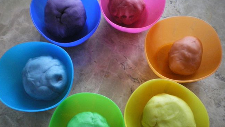 Φτιάξτε σπιτικές πλαστελίνες και παίξτε με αυτές