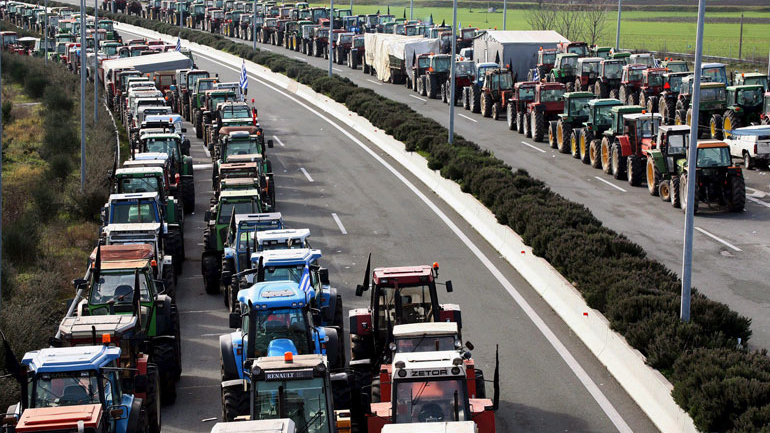 Μπλόκα στην Εθνική Οδό στήνουν οι αγρότες Λάρισας