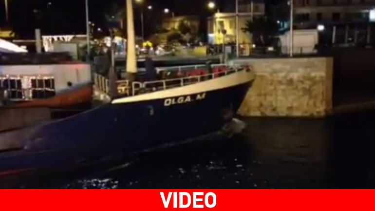 Πλοίο προσέκρουσε στη γέφυρα της Χαλκίδας