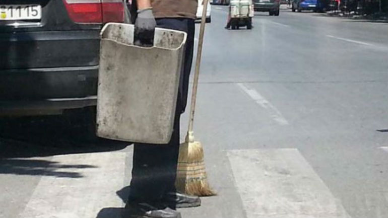 Αλεξανδρούπολη: Καθαρίζει κάθε μέρα το κέντρο της πόλης αμισθί