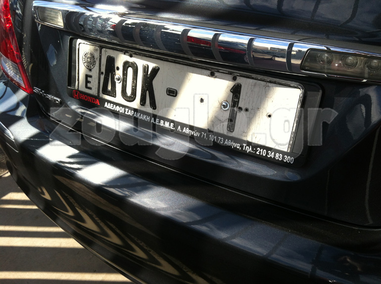 Οι πινακίδες ΔΟΚ χρησιμοποιούνται για δοκμαστική οδήγηση.... Αυτός είναι και ο λόγος που η συγκεκριμένη είναι γεμάτη τρύπες για να μπορεί να προσαρμόζεται σε διάφορα αυτοκίνητα...