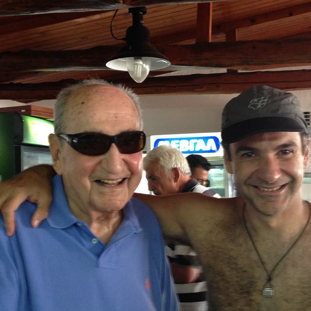 Με τον πατέρα του Κ. Μητσοτάκη