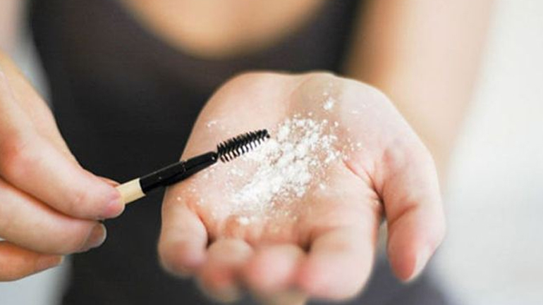 Το μυστικό για τέλειες βλεφαρίδες… η πούδρα για μωρά!