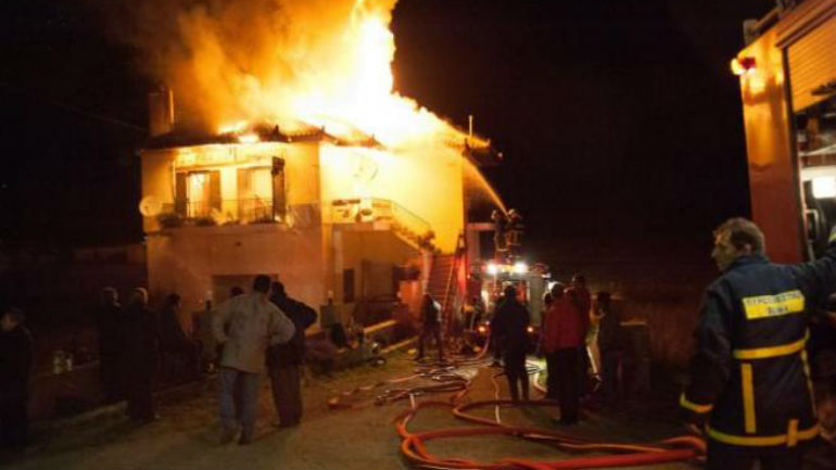 Πύργος: Στις φλόγες εξοχική κατοικία – Ερευνάται το ενδεχόμενο εμπρησμου