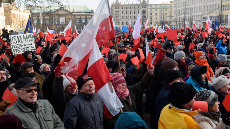 Ο κυβερνητικός έλεγχος στα ΜΜΕ  προκαλεί μεγάλες διαδηλώσεις στην Πολωνία