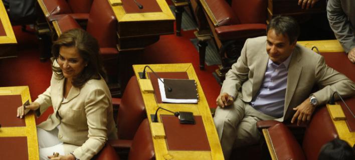 Στα βουλευτικά έδρανα με την αδερφή του