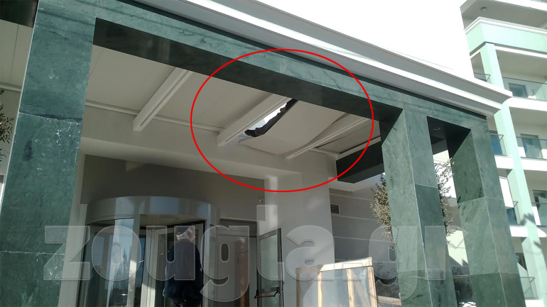 Ο 60χρονος προσέκρουσε στην οροφή της κεντρικής εισόδου