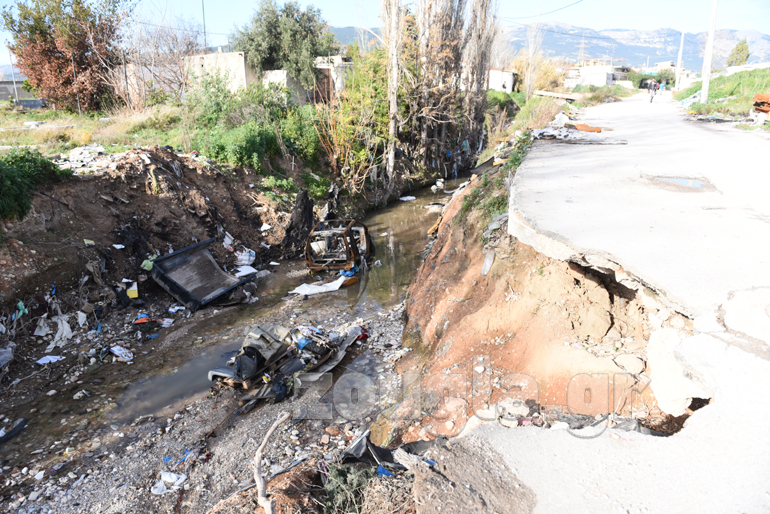 Το ρέμα της περιοχής, εξυπηρετεί ως χωματερή αλλά και σημείο εναπόθεσης κλεμμένων αυτοκινήτων που κάηκαν νωρίτερα. Εδώ έχασαν τη ζωή τους 4 άτομα κατά τη διάρκεια βροχοπτώσεων