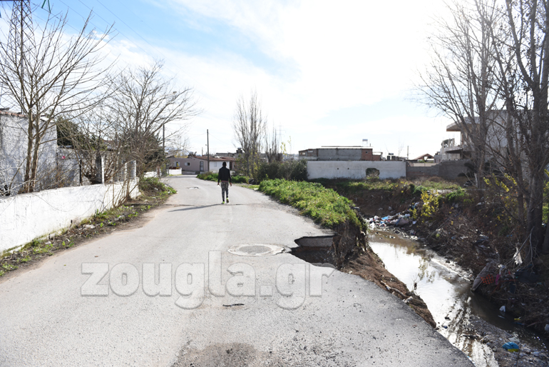 Αλοίμονο στους οδηγούς που θε προσέξουν ότι ολόκληρα κομμάτια του δρόμου, λείπουν. Μέχρι να καταρρεύσει ολόκληρος...