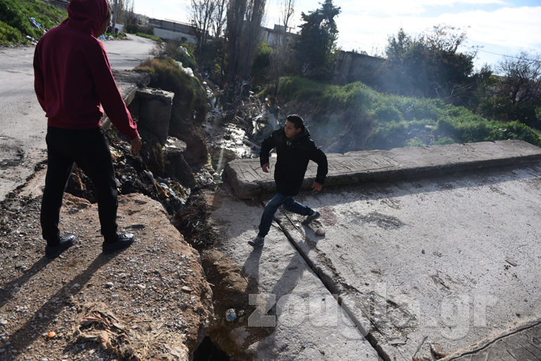 Κάπως έτσι συνδέεται το ένα μέρος της πόλης με το άλλο...