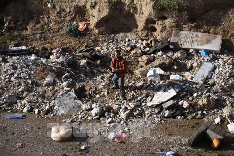 Σε αναζήτηση πολύτιμων αντικειμένων μέσα στα σκουπίδια του ρέματος...
