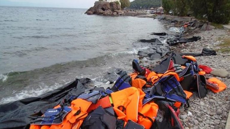 Έκλεβαν σωσίβια από μετανάστες στη Λέσβο