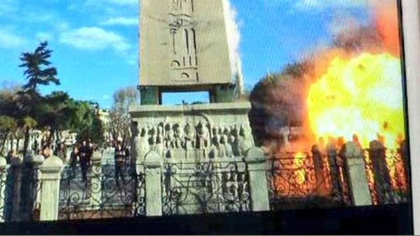 Η στιγμή της έκρηξης στην πλατεία Σουλταναχμέτ, όπως την κατέγραψε αυτόπτης μάρτυρας.