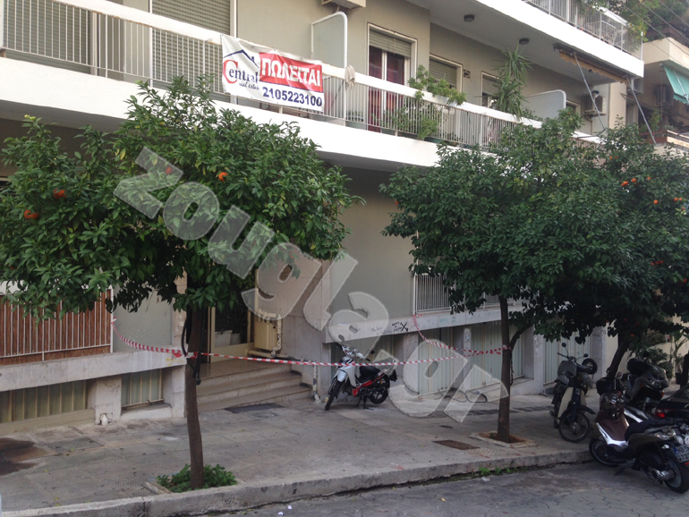 Η είσοδος της πολυκατοικίας