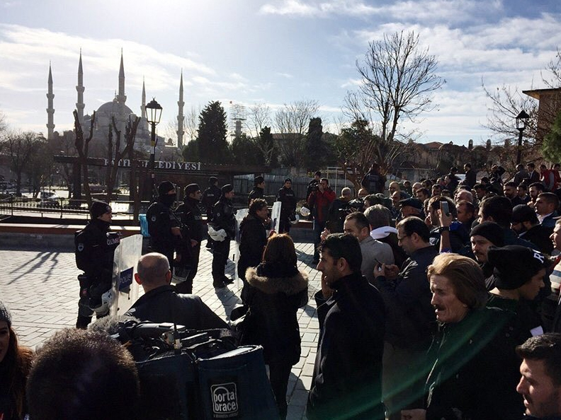 Αστυνομικοί έχουν αποκλείσει την περιοχή