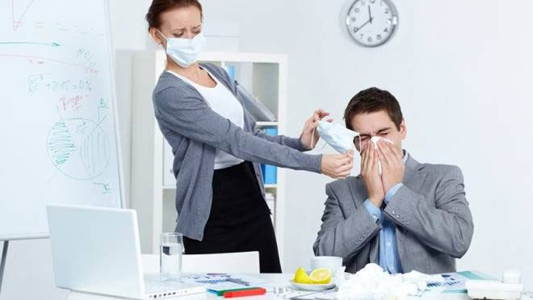 Καθημερινά τρικ για να μην κολλήσετε ιώσεις στο γραφείο