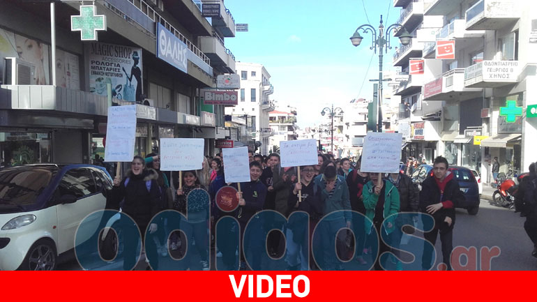 Πύργος: Μαθητές απέκλεισαν το Δημαρχείο με σκουπίδια!