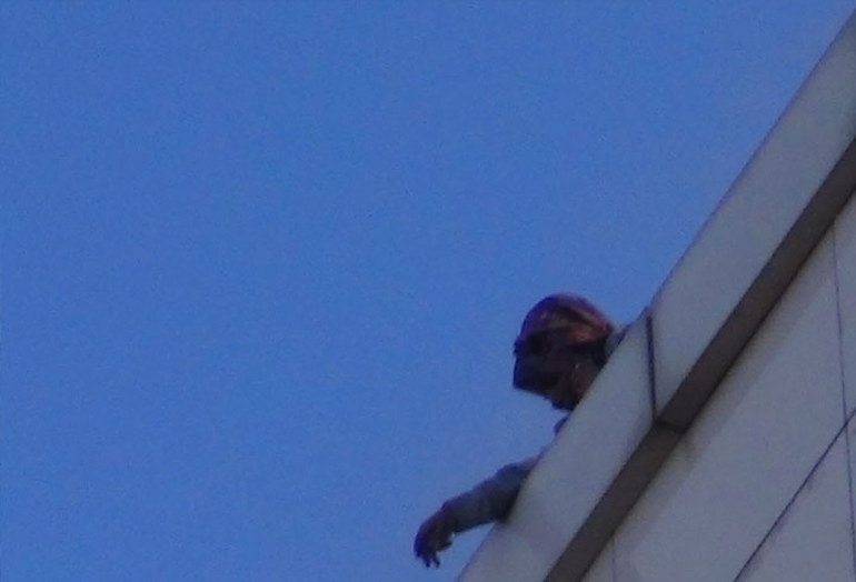 Εγκλωβισμένος στην ταράτσα του ξενοδοχείου